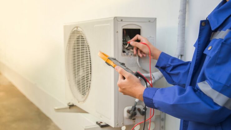 Technician,Checking,The,Operation,Of,The,Air,Conditioner